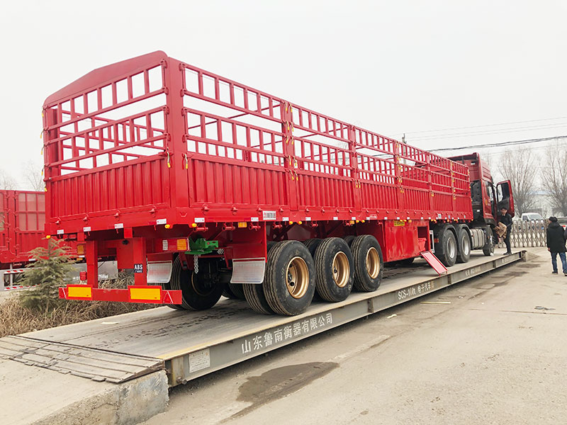 倉(cāng)柵式半掛車